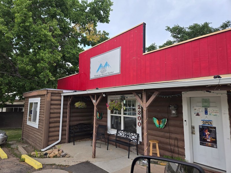 Mountain Mineral Market Metaphysical Store storefront in Lakewood Colorado